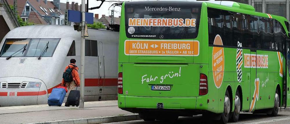 Schiene gegen Straße - lange stand die Bahn unter einem besonderen Schutz, doch seit Anfang 2013 spürt sie die wachsende Konkurrenz der Fernbusse.