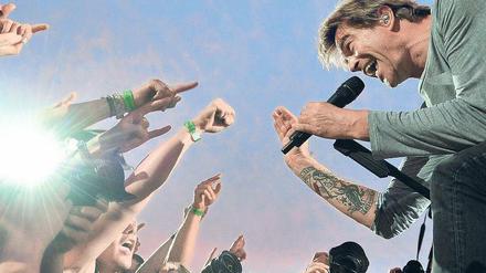 Ganz nah dran. Am Freitagabend kamen die Toten Hosen mit Sänger Campino aufs Tempelhofer Feld. Foto: Balk/dpa
