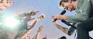 Ganz nah dran. Am Freitagabend kamen die Toten Hosen mit Sänger Campino aufs Tempelhofer Feld. Foto: Balk/dpa