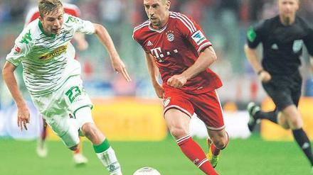 Immer voran. Franck Ribéry (Mitte, hier gegen Christoph Kramer) war gegen Gladbach spielstärkster Akteur der Münchner. Foto: dpa