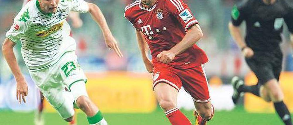 Immer voran. Franck Ribéry (Mitte, hier gegen Christoph Kramer) war gegen Gladbach spielstärkster Akteur der Münchner. Foto: dpa
