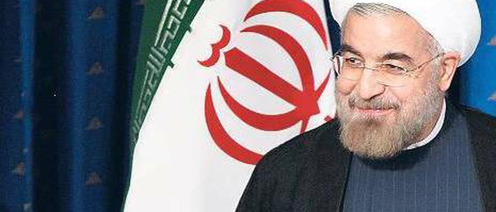 Moderat im Ton: Der neue iranische Präsident Hassan Rohani gibt sich versöhnlicher als sein Amtsvorgänger und stellt direkte Gespräche über das umstrittene Atomprogramm in Aussicht. Unklar ist aber, ob er auch einen neuen Kurs verfolgt. Foto: Abedin Taherkenareh/dpa
