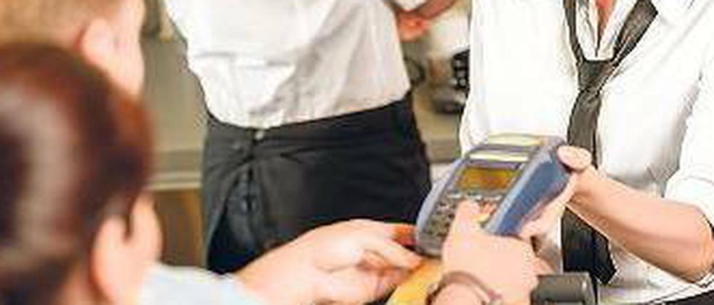 Sofort umgerechnet. In manchen Geschäften, die das System nutzen, bekommen Kunden ihre Rechnung sofort in Euro. Den Kurs sollten Kunden prüfen.