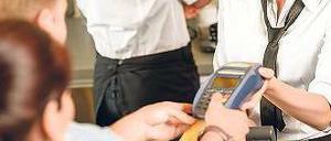 Sofort umgerechnet. In manchen Geschäften, die das System nutzen, bekommen Kunden ihre Rechnung sofort in Euro. Den Kurs sollten Kunden prüfen. 