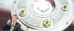 Wertvolle Schale. Am Freitag startet die Bundesliga-Saison. DFB-Präsident Wolfgang Niersbach sprach am Mittwoch in Berlin auf dem Verbandstag der Liga. Foto: dpa