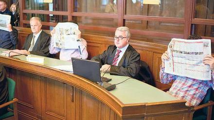 Feige und ehrlos. So nannte der Ankläger in seinem Plädoyer die Beschuldigten, die auch gestern ihre Gesichter vor der Öffentlichkeit verbargen. Foto: dpa