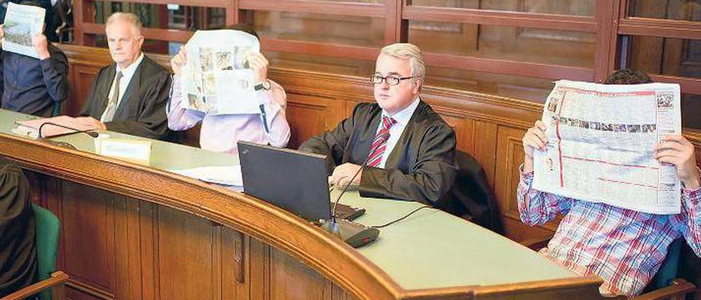 Feige und ehrlos. So nannte der Ankläger in seinem Plädoyer die Beschuldigten, die auch gestern ihre Gesichter vor der Öffentlichkeit verbargen. Foto: dpa