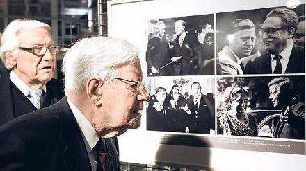 Ferner Spiegel einer Zeit. Jupp Darchinger (li.) und Helmut Schmidt 2008 bei einer Darchinger-Ausstellung in Berlin. Foto: dpa-bildunk