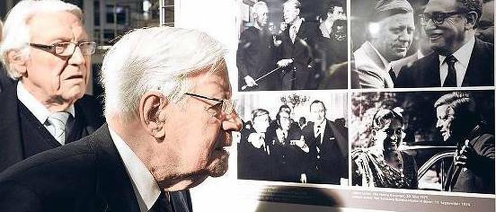 Ferner Spiegel einer Zeit. Jupp Darchinger (li.) und Helmut Schmidt 2008 bei einer Darchinger-Ausstellung in Berlin. Foto: dpa-bildunk