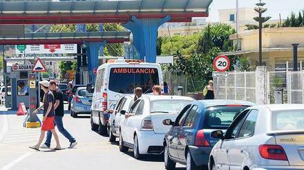 Grenzfrage. Bis zu sechs Stunden dauern die Kontrollen für Spanier, wenn sie nach Gibraltar einreisen.