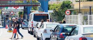 Grenzfrage. Bis zu sechs Stunden dauern die Kontrollen für Spanier, wenn sie nach Gibraltar einreisen.