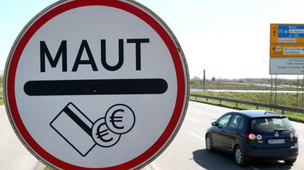 Ausländer zahlen. Bayerns Ministerpräsident Horst Seehofer (CSU) will eine Maut für ausländische Verkehrsteilnehmer auf deutschen Autobahnen.