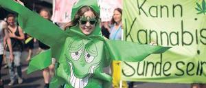 Ein Joint als Freund. Eine Demonstrationsteilnehmerin tanzt am Sonnabend als Hanfblatt verkleidet durch die östliche Innenstadt.