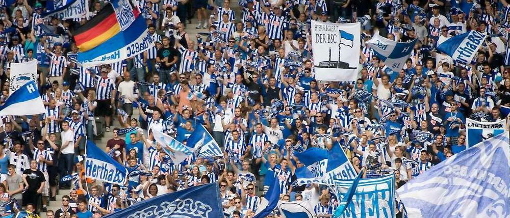 Vom Spiel begeistert, von den Würstchen nicht so sehr: Die Hertha-Fans im Stadion. 