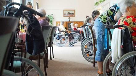 Die Pflege im Altenheim kostet viel Geld. Der Bundesgerichtshof hat entschieden, dass Kindern nur bis zu einem gewissen Grad für die Kosten aufkommen müssen.