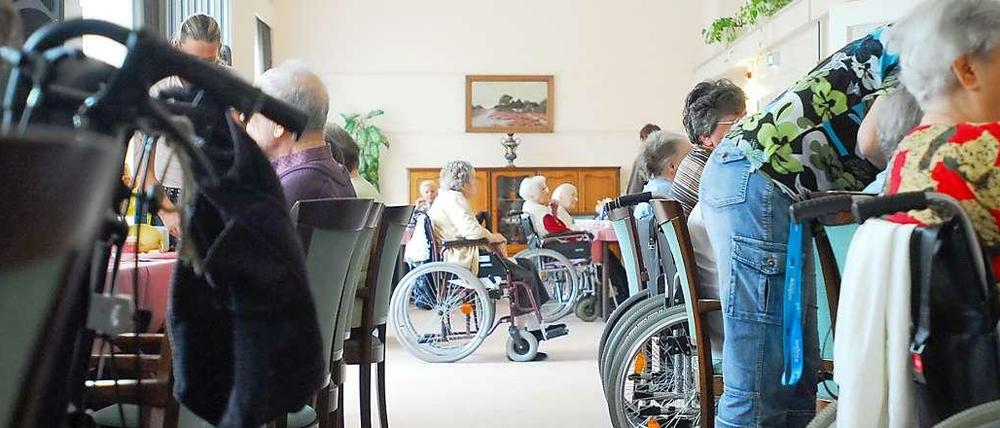 Die Pflege im Altenheim kostet viel Geld. Der Bundesgerichtshof hat entschieden, dass Kindern nur bis zu einem gewissen Grad für die Kosten aufkommen müssen.