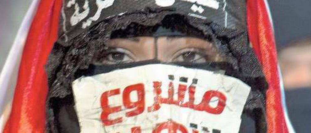 Eine Anhängerin des abgesetzten Präsidenten Mohammed Mursi trägt ein Schild mit der Aufschrift „Märtyrerprojekt“.