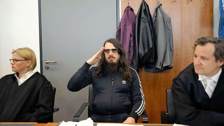 Die beiden Seiten von Jonathan Meese: Hier der Privatmensch, der am liebsten allein ist, dort die Bühnenfigur, die den Hitlergruß zeigt. Auch im Gerichtssaal, wenn er sich wegen Nazi-Symbolen verantworten muss. Nicht weniger als die Freiheit der Kunst stand auf dem Spiel.