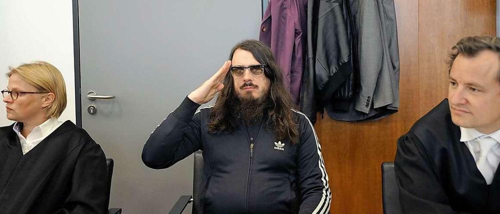 Die beiden Seiten von Jonathan Meese: Hier der Privatmensch, der am liebsten allein ist, dort die Bühnenfigur, die den Hitlergruß zeigt. Auch im Gerichtssaal, wenn er sich wegen Nazi-Symbolen verantworten muss. Nicht weniger als die Freiheit der Kunst stand auf dem Spiel.