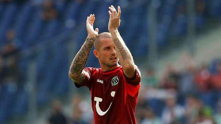 Wieder da: Hannovers Leon Andreasen lässt sich feiern.