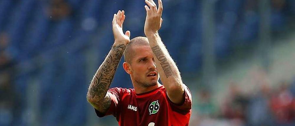 Wieder da: Hannovers Leon Andreasen lässt sich feiern.