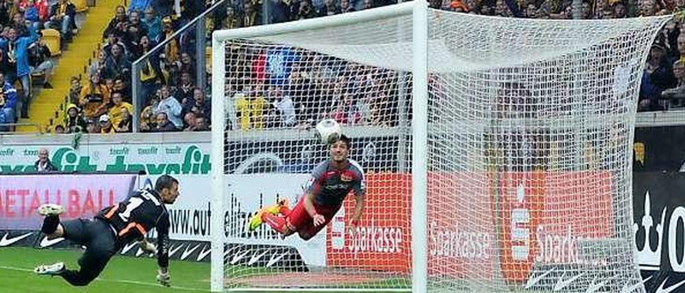 Drin? Nicht drin? Baris Özbek klärt im letzten Moment – zumindest scheint es so. Die Fernsehbilder zeigten, dass der Ball hinter der Linie war, doch das Tor zählte nicht.