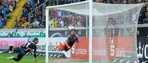 Drin? Nicht drin? Baris Özbek klärt im letzten Moment – zumindest scheint es so. Die Fernsehbilder zeigten, dass der Ball hinter der Linie war, doch das Tor zählte nicht.