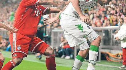 Zum Erfolg gedrängelt. Jerome Boateng (links, rechts der Mönchengladbacher Christoph Kramer) und der FC Bayern hatten in ihrem Auftaktspiel doch mehr Mühe als allgemein erwartet. Foto: dpa