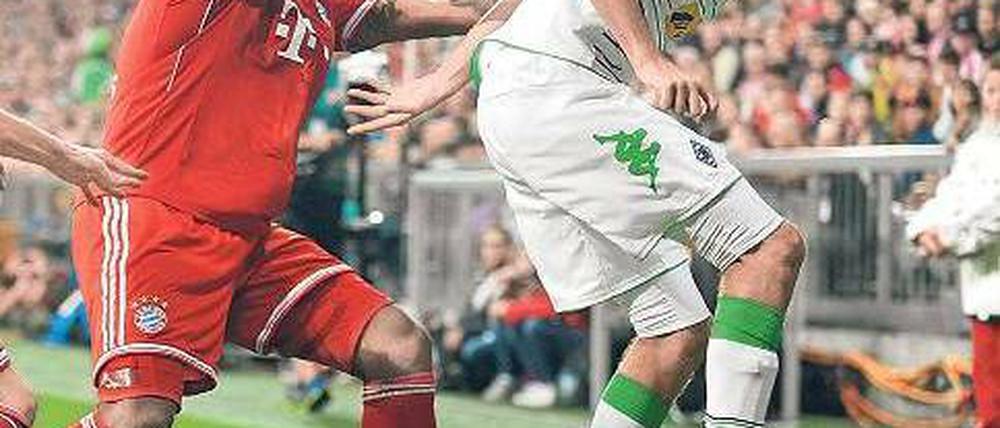 Zum Erfolg gedrängelt. Jerome Boateng (links, rechts der Mönchengladbacher Christoph Kramer) und der FC Bayern hatten in ihrem Auftaktspiel doch mehr Mühe als allgemein erwartet. Foto: dpa
