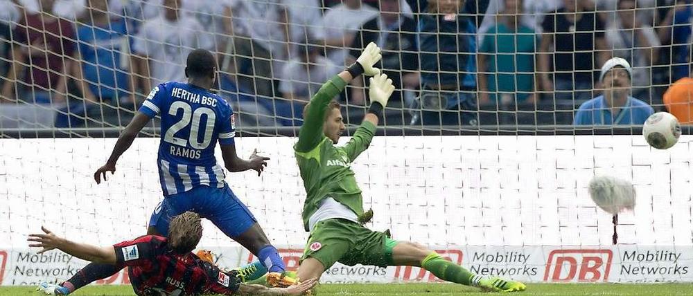 Der Beginn eines denkwürdigen Nachmittags. Adrian Ramos bringt Aufsteiger Hertha in Führung. Am Ende steht ein rauschhafter 6:1-Sieg gegen Europacupteilnehmer Frankfurt.