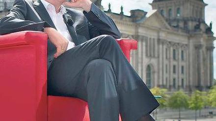 Seehofer im Sessel vor Reichstag