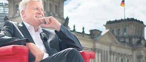 Seehofer im Sessel vor Reichstag