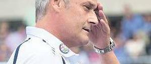 Zum Wegschauen. Frankfurts Trainer Armin hätte sich seine taktischen Umstellungen beim Stand von 1:2 besser verkniffen. Sein Team kassierte danach vier weitere Tore. Foto: dpa