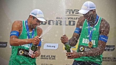 Das Brasilianische Team Vitor Goncalves Felipe (l) und Evandro Goncalves Oliveira feiern beim Beachvolleyball-Grandslam an der Waldbühne in Berlin ihren Sieg.