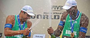 Das Brasilianische Team Vitor Goncalves Felipe (l) und Evandro Goncalves Oliveira feiern beim Beachvolleyball-Grandslam an der Waldbühne in Berlin ihren Sieg.