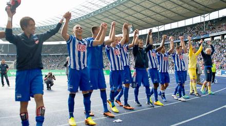 Verdiente Feier. Herthas Spieler nach dem Auftaktsieg.