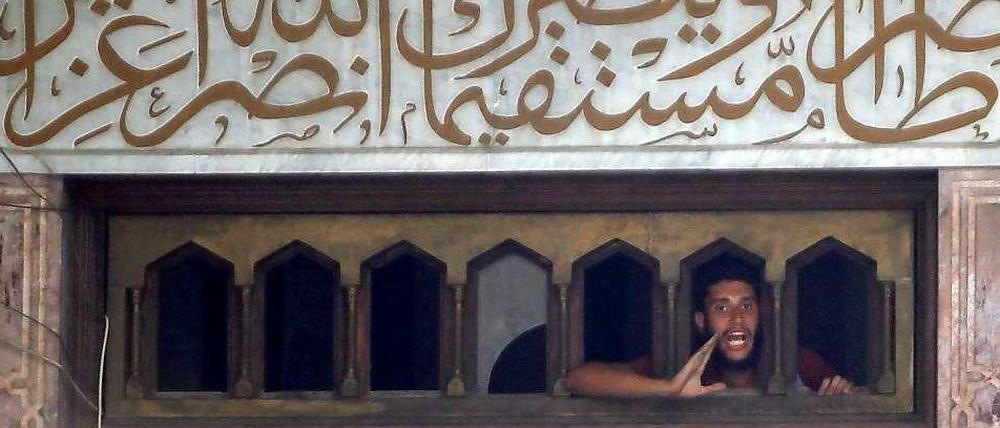 Mursi-Anhänger belagern eine Moschee in Kairo.