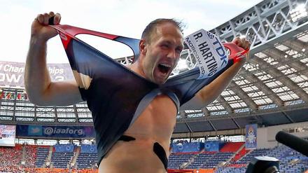 Explosion der Freude: Zum dritten Mal in Folge holt Robert Harting Gold im Diskuswerfen und verteidigt damit seinen Weltmeistertitel. 