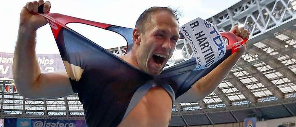 Explosion der Freude: Zum dritten Mal in Folge holt Robert Harting Gold im Diskuswerfen und verteidigt damit seinen Weltmeistertitel. 