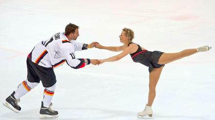 Ein Mann für alle "Felle": Sven Felski lässt mit Eiskunstläuferin Peggy Schwarz bei seinem Abschiedsspiel das Eis schmelzen.