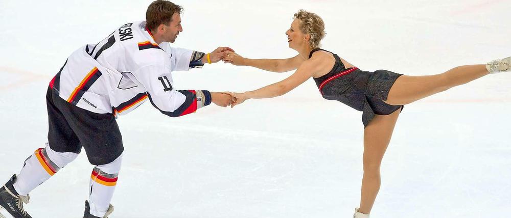 Ein Mann für alle "Felle": Sven Felski lässt mit Eiskunstläuferin Peggy Schwarz bei seinem Abschiedsspiel das Eis schmelzen.