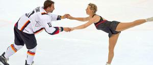 Ein Mann für alle "Felle": Sven Felski lässt mit Eiskunstläuferin Peggy Schwarz bei seinem Abschiedsspiel das Eis schmelzen.