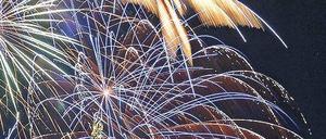 Peng. Pamm. Potsdam. Raketen explodieren über dem Neuen Palais im Schlosspark Sanssouci nach dem Konzert mit den Wiener Symphonikern. Foto: Ralf Hirschberger/dpa