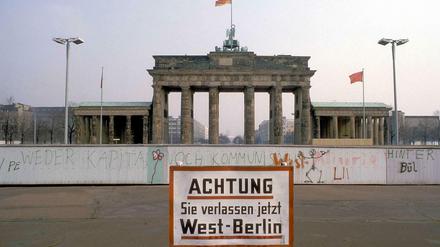 Warnschild vor dem Brandenburger Tor. Achtung, Sie verlassen jetzt West-Berlin.