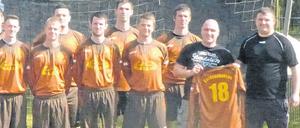 Braune Trikots mit Neonazi-Code: Ausschnitt des vom Verein an die Lokalpresse verschickten Mannschaftsfotos.