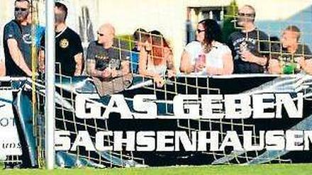 Ein anderes Bild, ein anderes Ärgernis. Freunde des Vereins haben ein Plakat gebastelt und es auffällig hinters Tor gehängt. Foto: Jan Kuppert