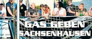 Ein anderes Bild, ein anderes Ärgernis. Freunde des Vereins haben ein Plakat gebastelt und es auffällig hinters Tor gehängt. Foto: Jan Kuppert