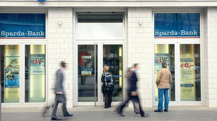 Vor Ort. 12,38 Prozent zahlen Kunden der Sparda-Bank Berlin, wenn sie ihr Konto überziehen. 