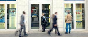 Vor Ort. 12,38 Prozent zahlen Kunden der Sparda-Bank Berlin, wenn sie ihr Konto überziehen.