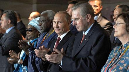 Präsidenten unter sich: Wladmir Putin (M.) und Jacques Rogge (r.).